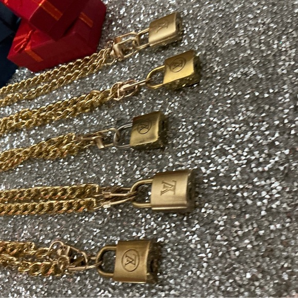Louis Vuitton lock with unbranded chain necklace - Picture 2 of 8